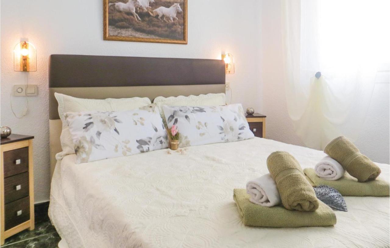 2 Bedroom Stunning Apartment In Torrevieja Esterno foto