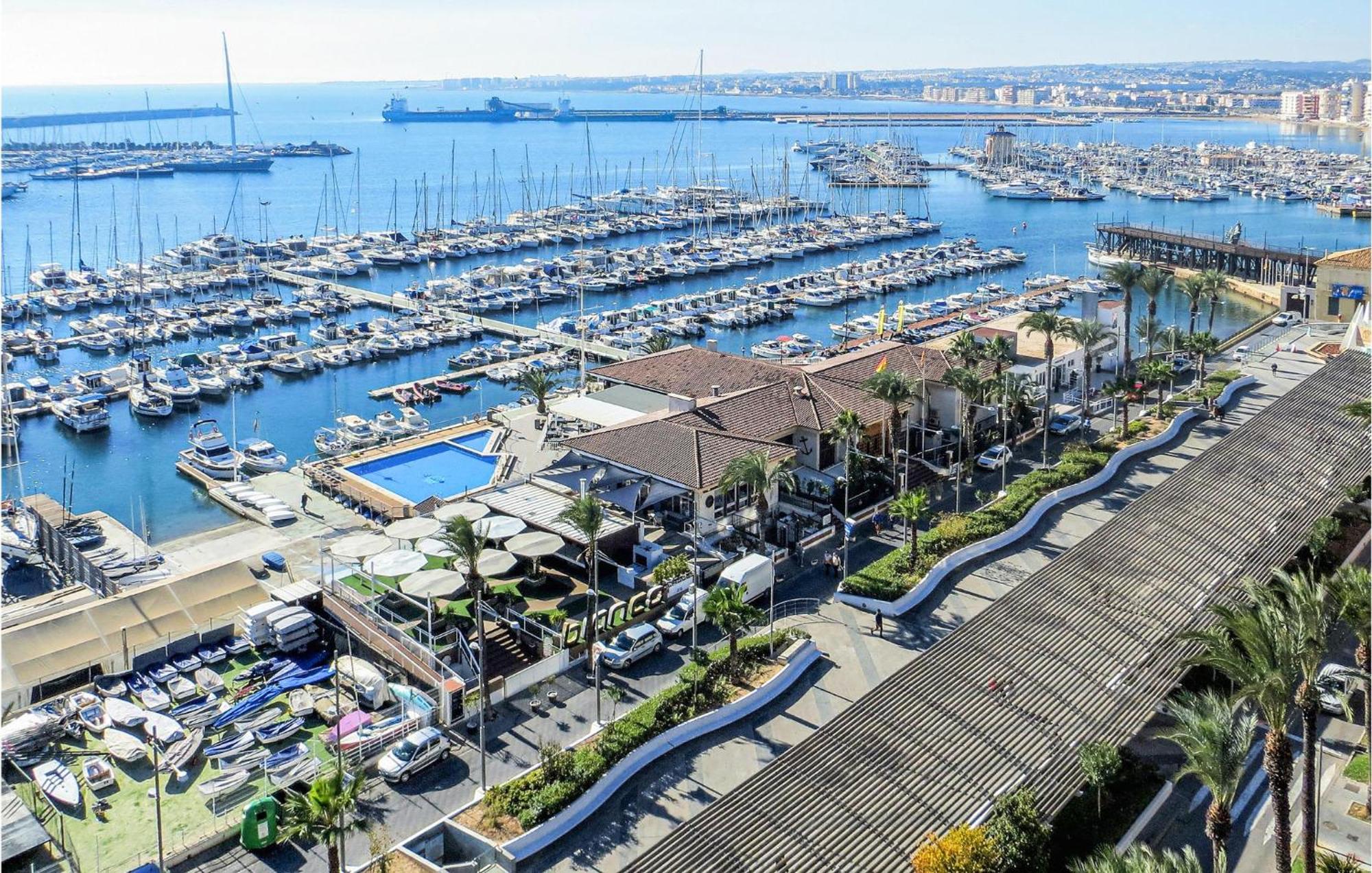 2 Bedroom Stunning Apartment In Torrevieja Esterno foto